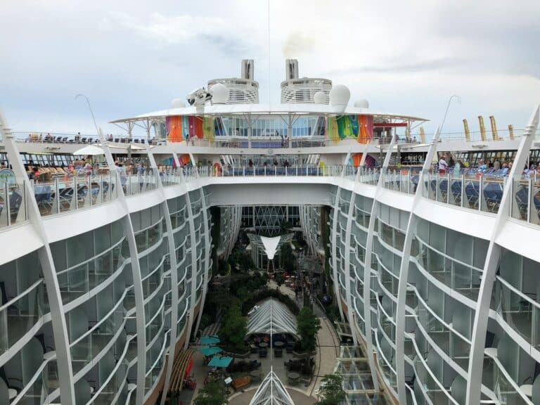 Navire de croisière à Barcelone avec vue impressionnante sur la structure.