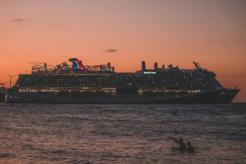 MSC Croisière en mer au coucher du soleil.
