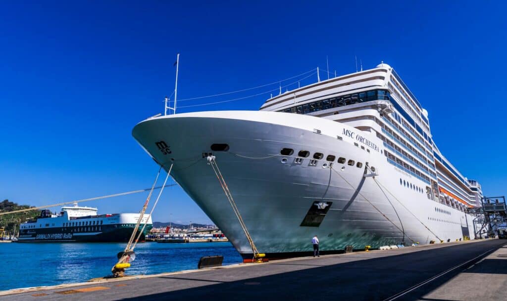 MSC Croisière, navire de luxe en escale portuaire.