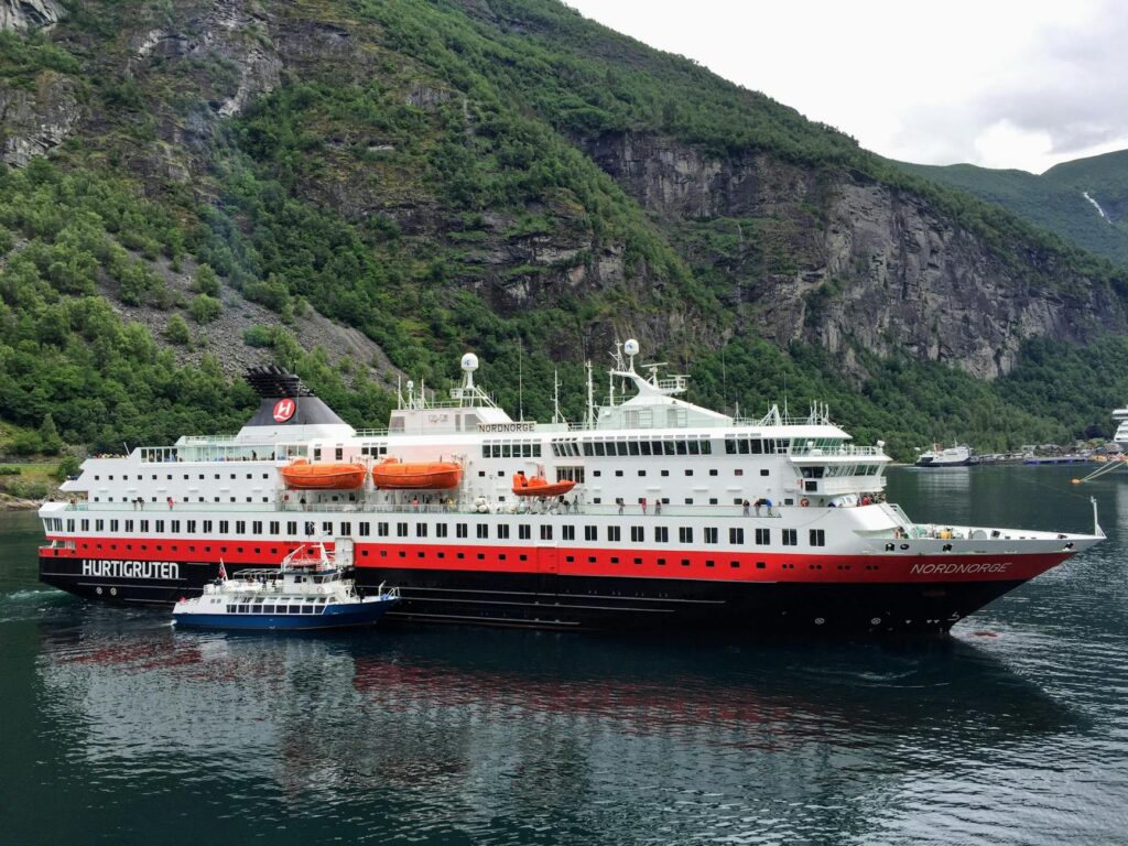 Croisière Hurtigruten : guide complet des itinéraires côtiers norvégiens
