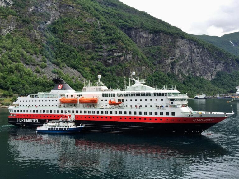Croisière Hurtigruten : guide complet des itinéraires côtiers norvégiens