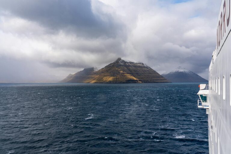 Croisière en Islande : Fjords, Aurores Boréales et Paysages Volcaniques