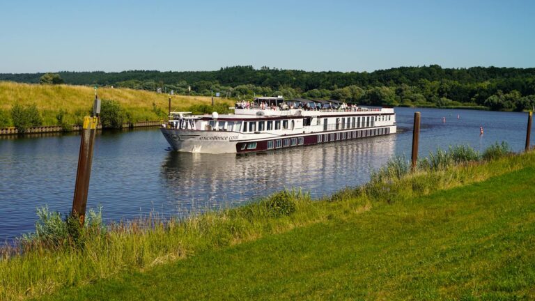 Croisières à Brantôme : Naviguer sur la Dronne au Coeur du Périgord