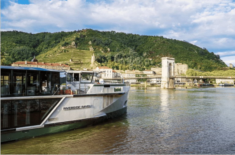 Roulis et Tangage en Croisière : Comprendre et Prévenir le Mal de Mer